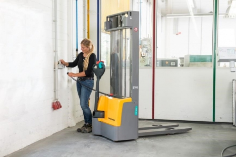 Поводковые электрические тележки Jungheinrich EJE M и электроштабелеры EJC M начального уровня по оптимальной цене