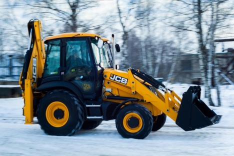 Многофункциональная техника JCB помогает бороться со снегом